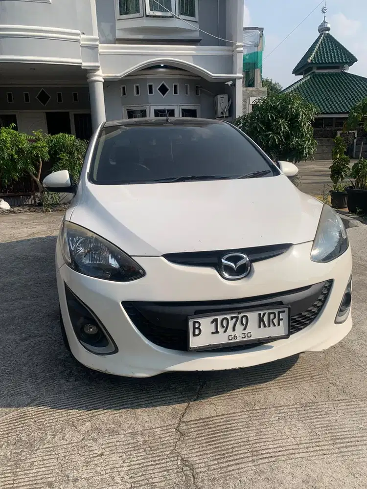 Mazda 2 2014 1.5L HB V A/T Putih - Matic