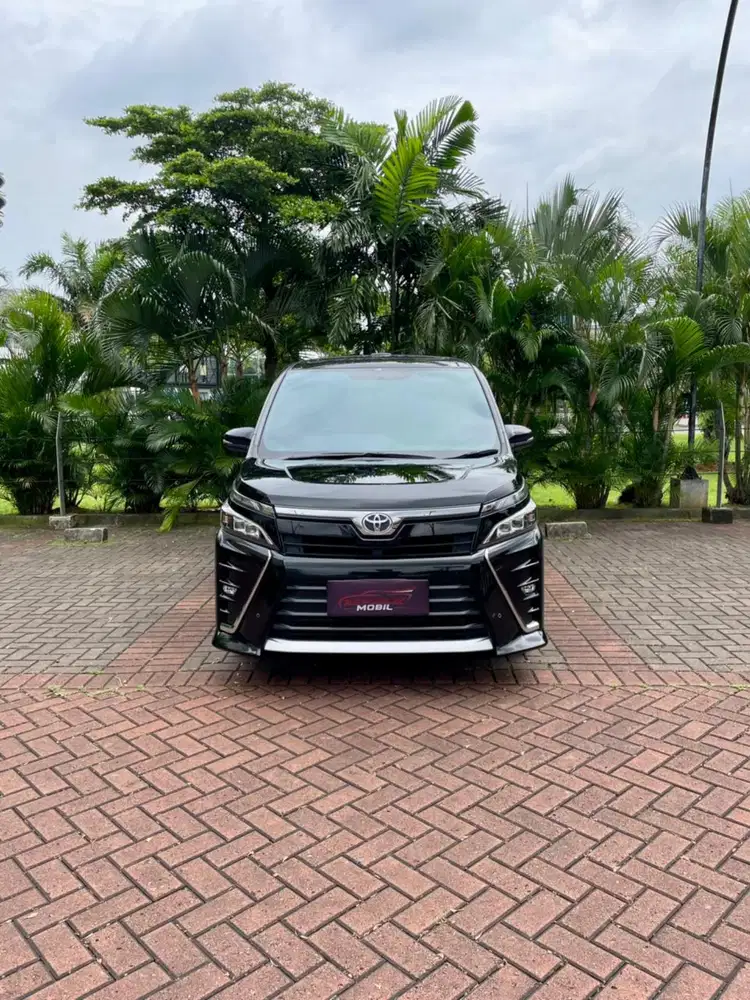 Toyota Voxy 2.0 AT
NIK 2018