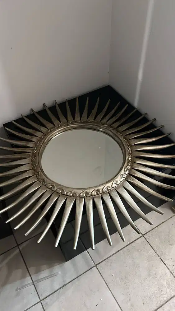 Cermin Hias Dinding Kayu Motif Matahari – Elegan & Unik