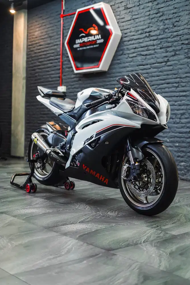 R6 White Colour 2014
