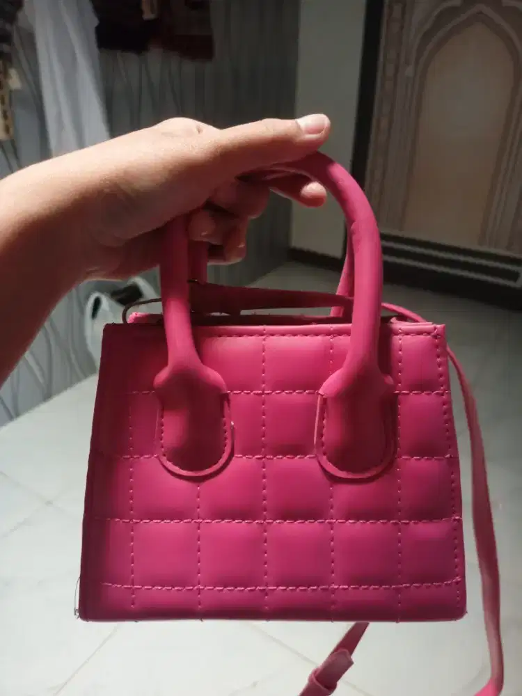 Tas selempang wanita kecil