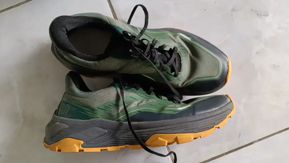 Sepatu trail run / hiking