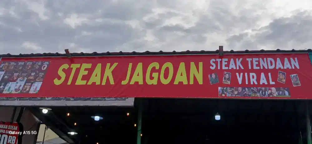 Dibutuhkan crew untuk steak tendaan