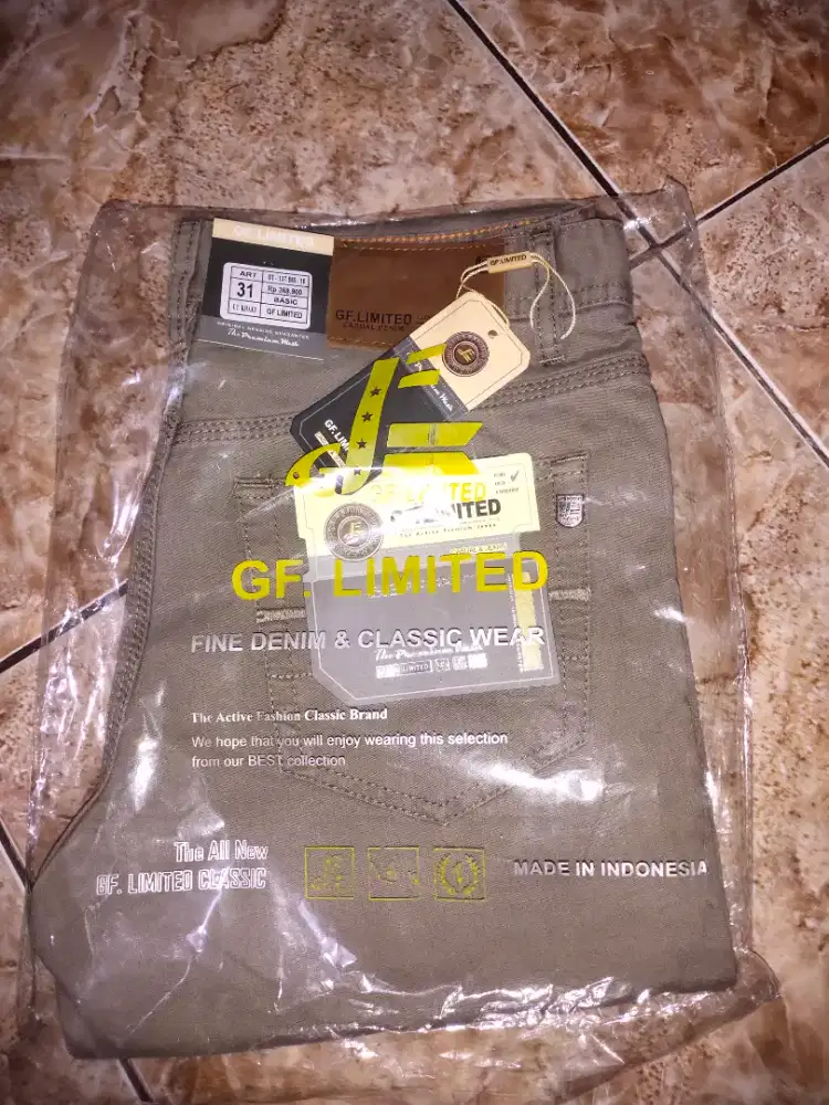 DIJUAL CELANA JEANS KONDISI BARU