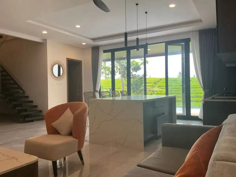 Vila berperabot lengkap dengan pemandangan sawah langsung, harga di bawah 5 miliar.