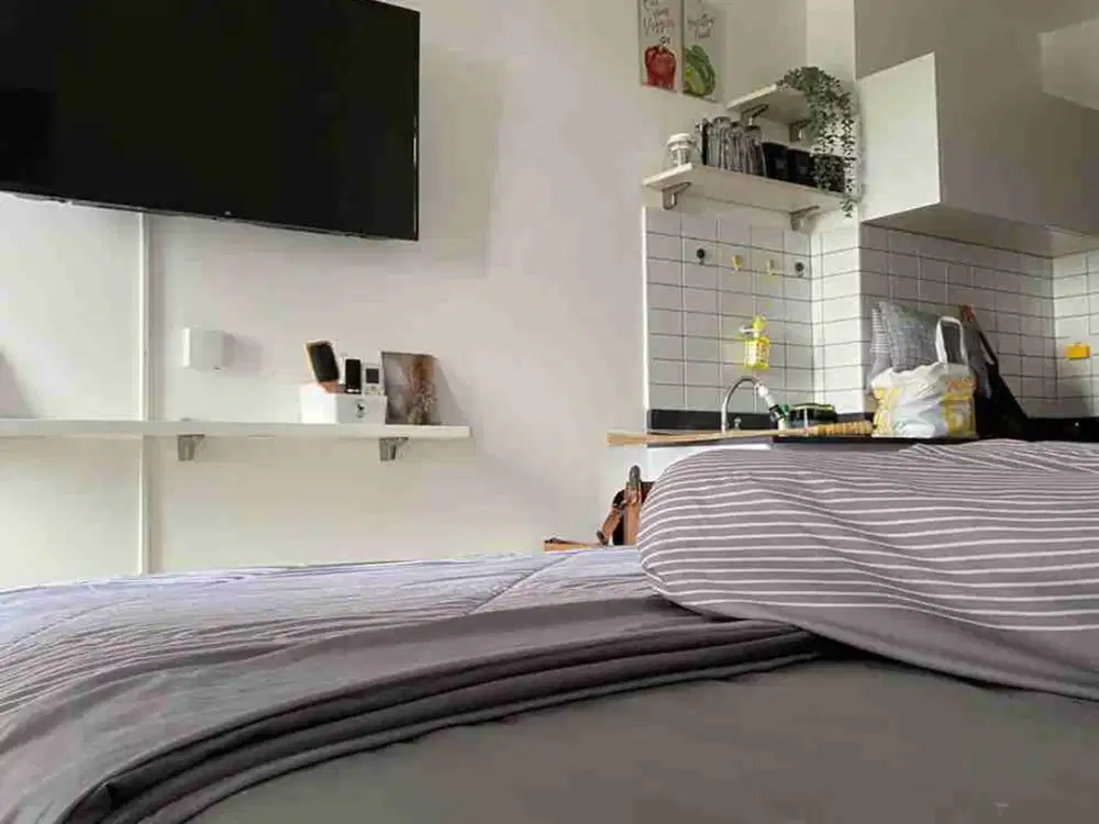 disewakan apartment full furnish bagus type studio lokasi strategis fasilitas lengkap., depan universitas dan rumah sakit eka hospital kota harapan indah