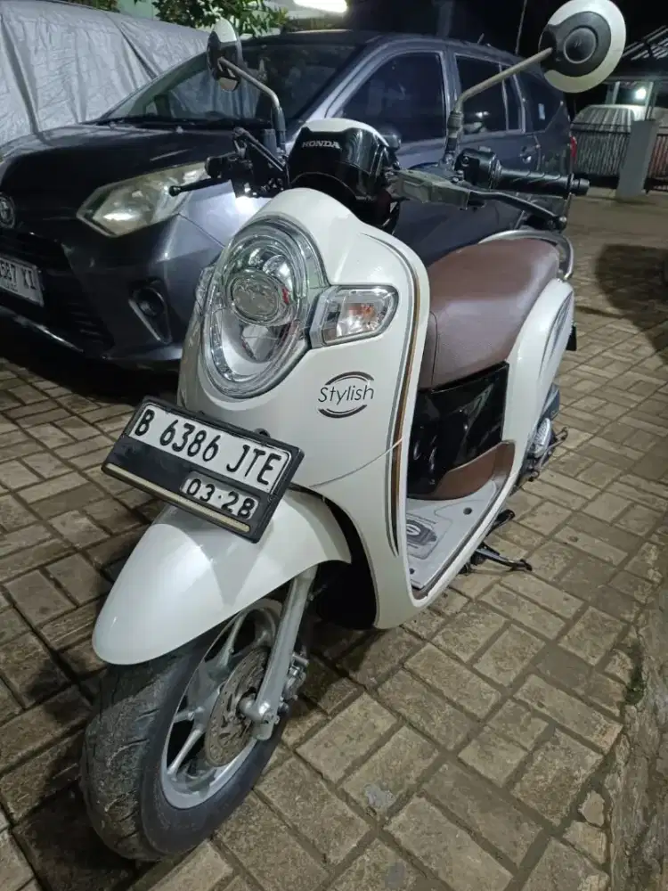 Honda scoopy donat putih