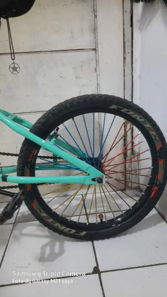 Sepeda fonte biru oren