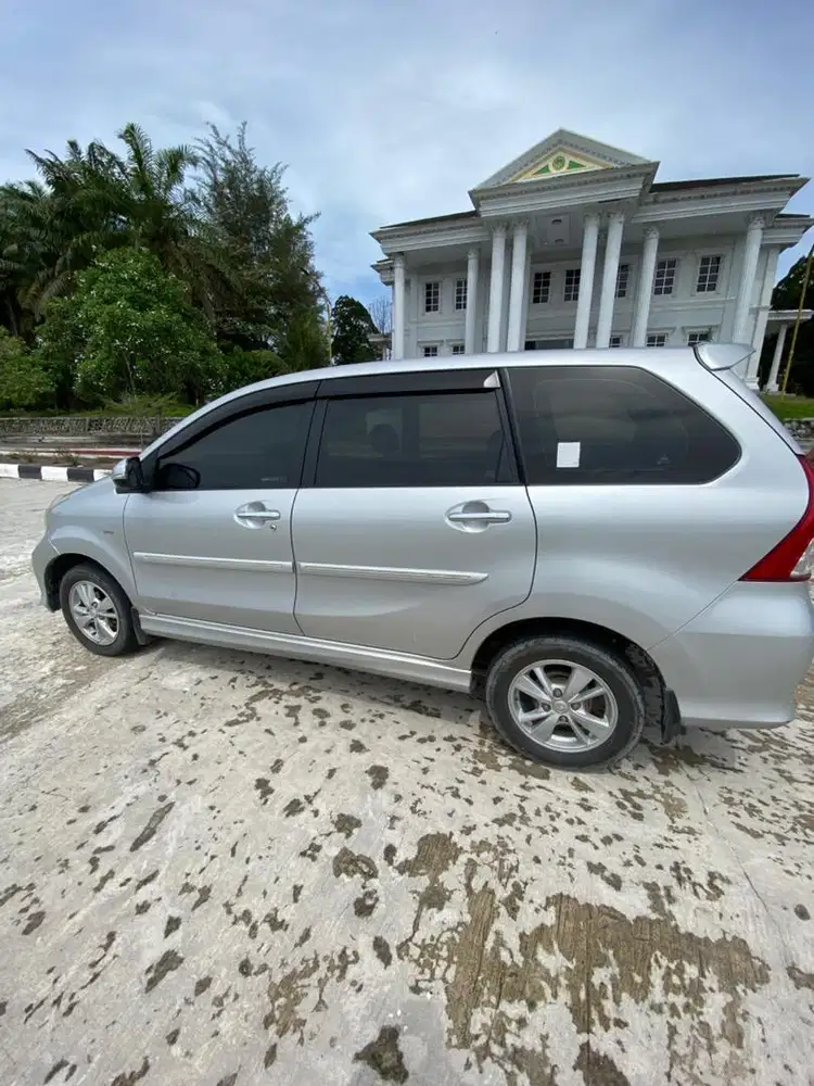 Dijual mobil avanza veloz 2014 pemakaian pribadi kilometer rendah