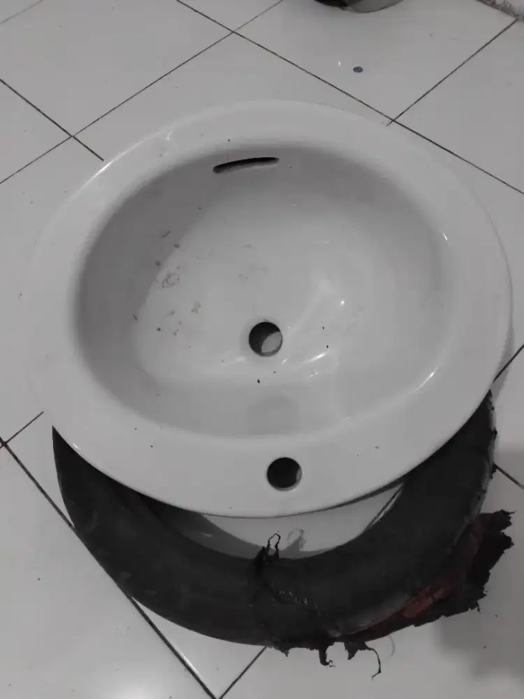 Wastafel keramik Baru