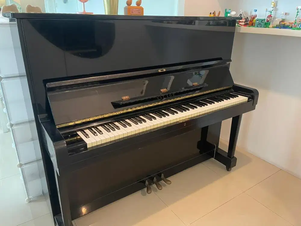 Piano Upright Merek Victor