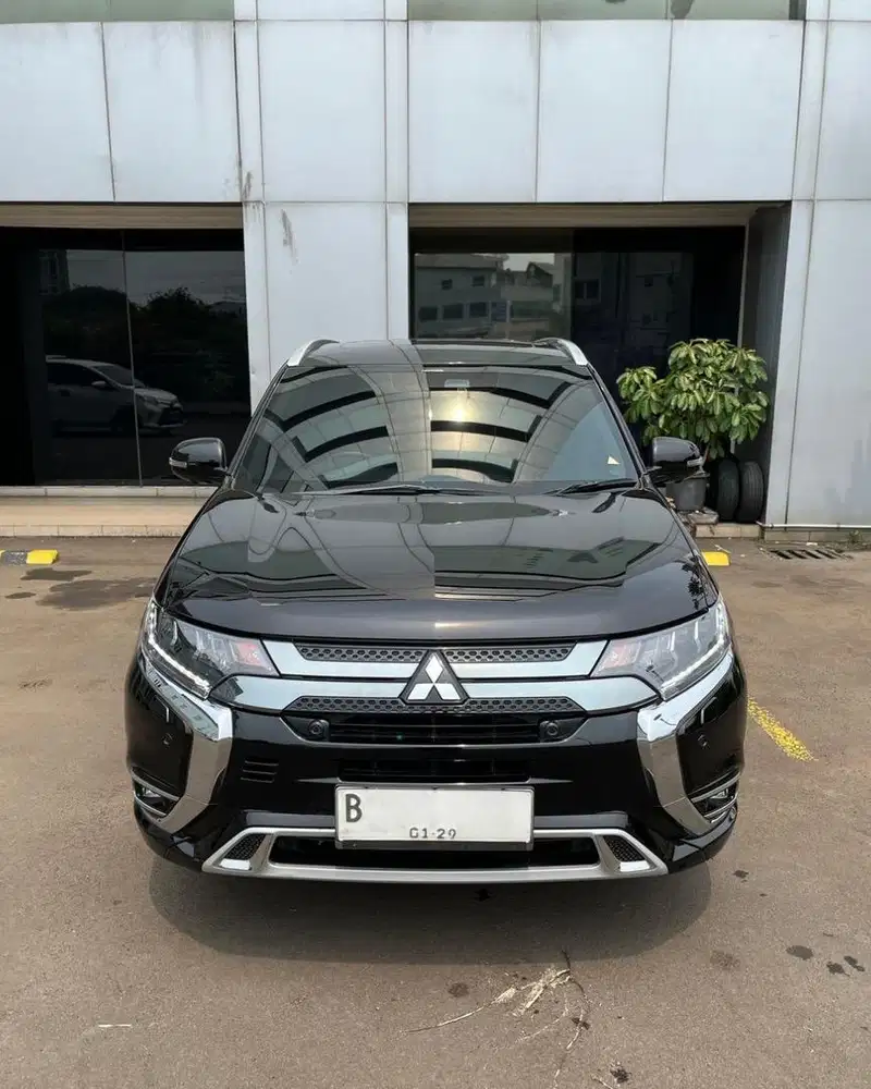 Mitsubishi OUTLANDER PHEV Plug In Hybrid 2019 Hitam 4WD Matic