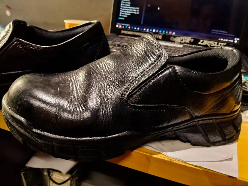 Sepatu safety Arthur UK 39