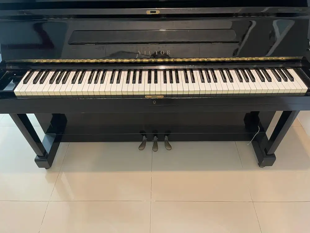 Piano Upright Merek Victor