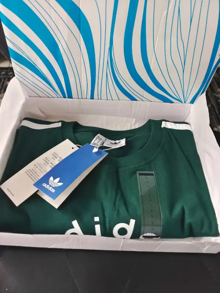 Adidas Original Graphic Tee size L