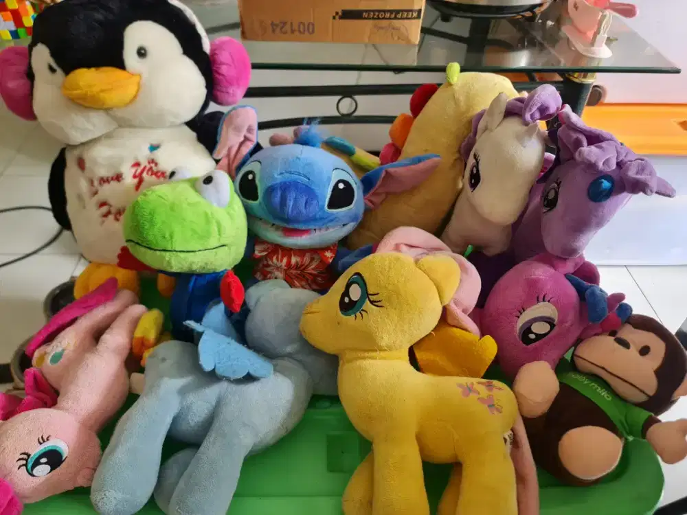 Boneka satu paket bekas