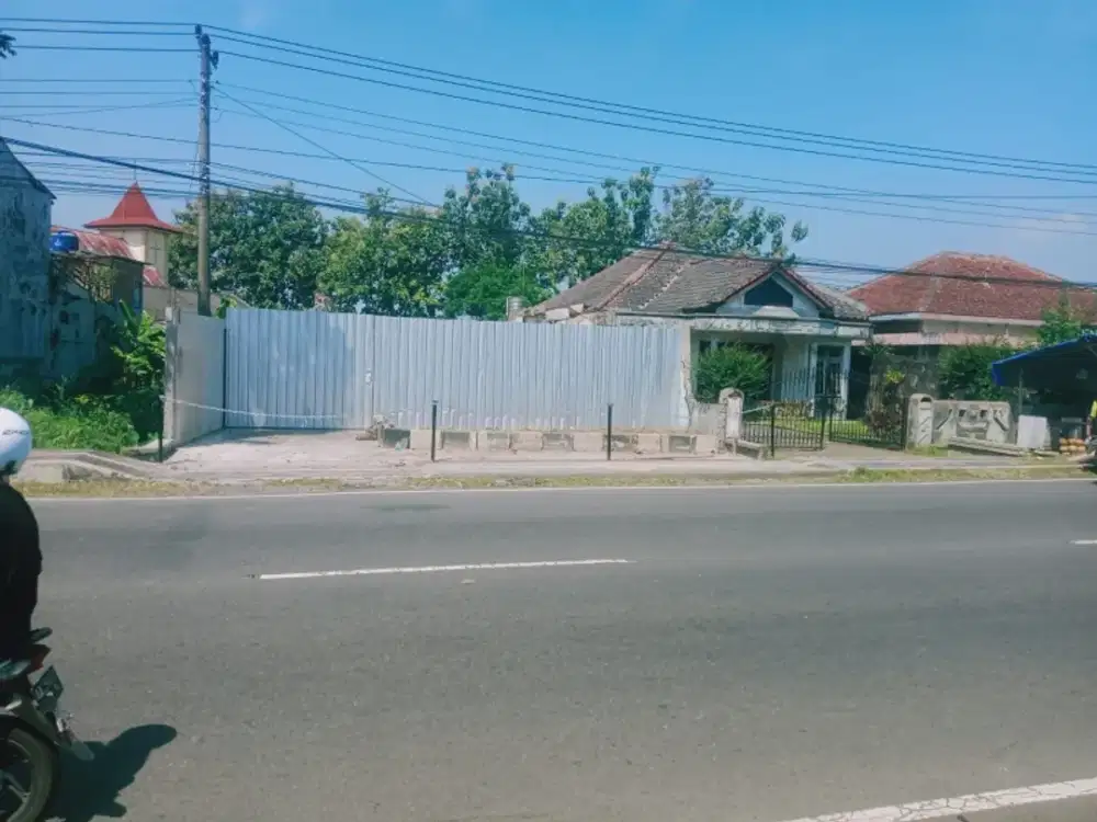 tanah  depan pura Mertoyudan