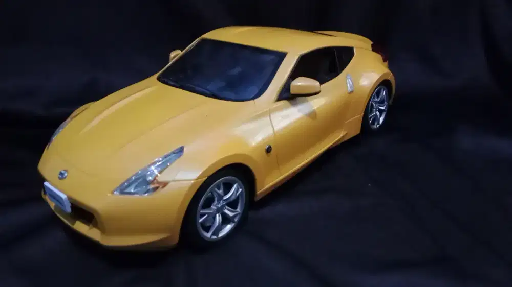 Ada tiga mobilan x rc RASTAR