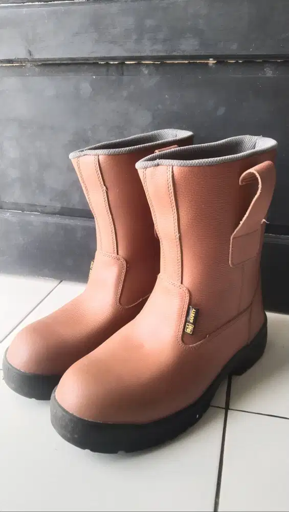 Sepatu safety ujung besi