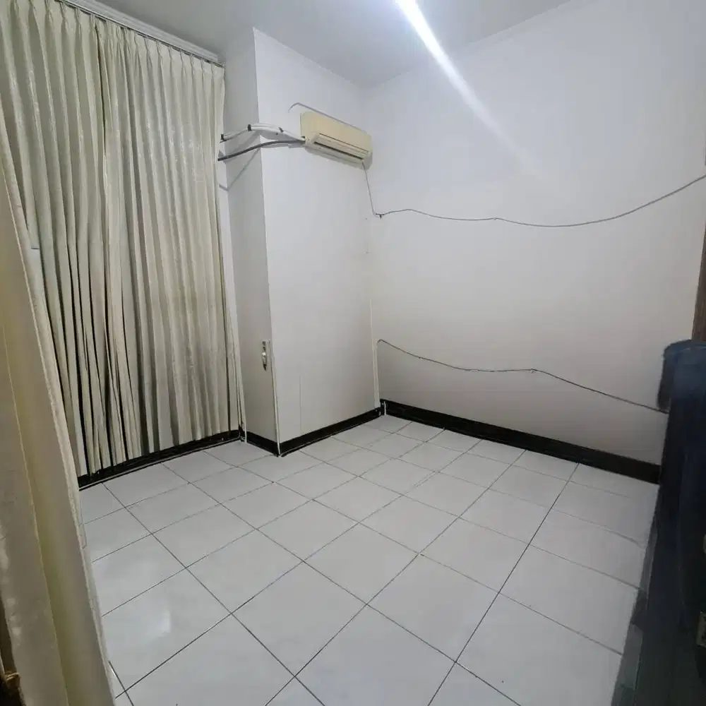 Dijual Rumah Lokasi Strategis Hitung Tanah di Kembar