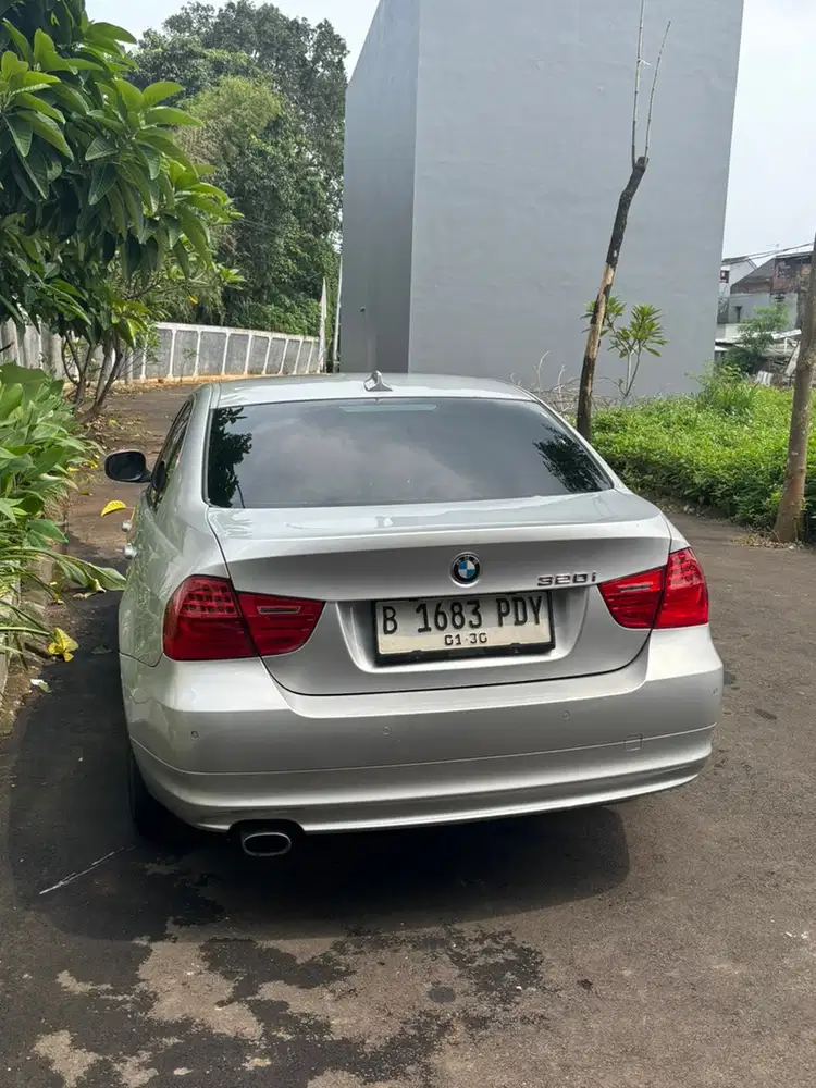 BMW 320i 2011 Bensin