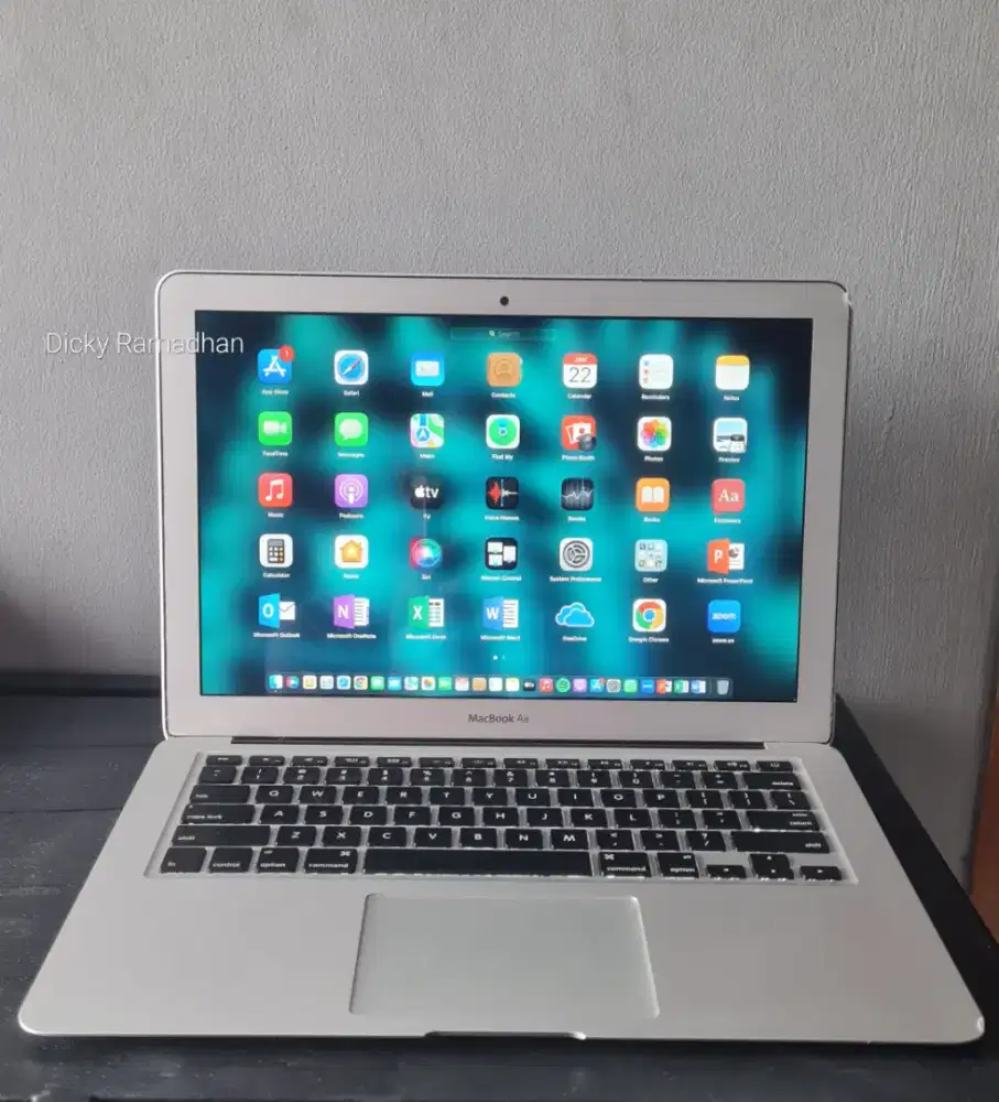 Macbook Air 13 inch Early 2015
MacOS Monterey 2024