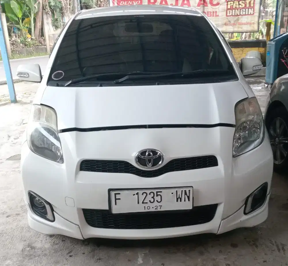 Toyota Yaris E 2012