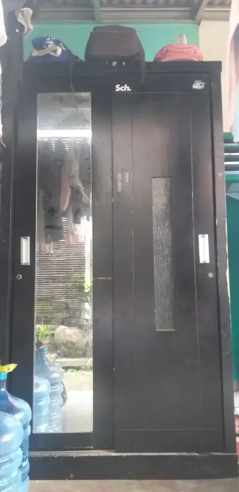 Lemari pakaian pintu kaca sleding