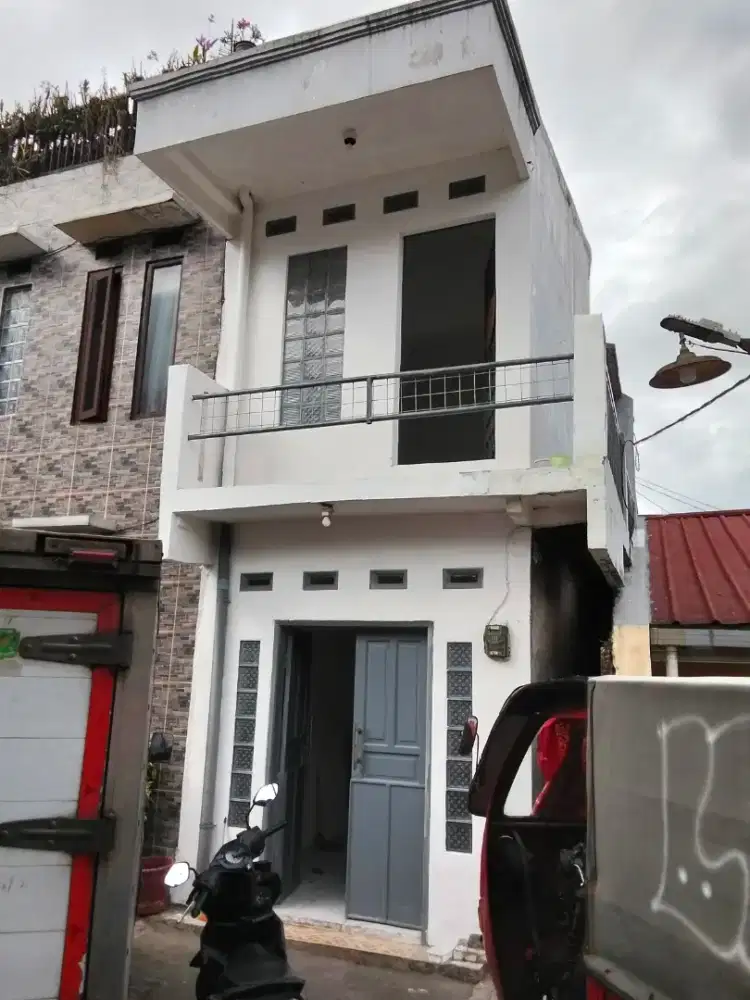 Dikontrakan Rumah kecil tingkat,cocok untuk suami istri