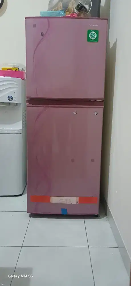 Kulkas dua pintu merk Sharp