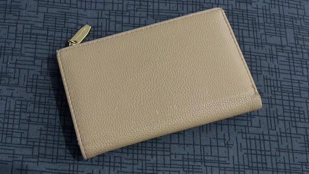 DOMPET MINISO WARNA CREAM