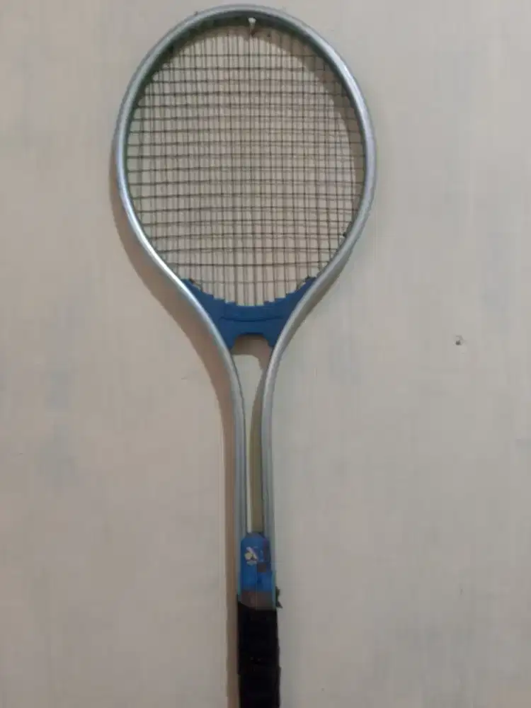 Di jual raket tenis bekas merk  Yonex asli japan