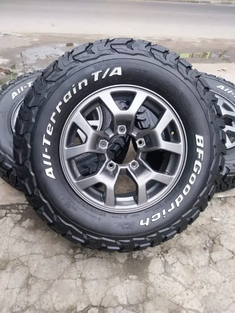 VELG OEM JIMNY 2025 R15 BAN BFGoodrich KO3 215/75/15 98% nik 2025