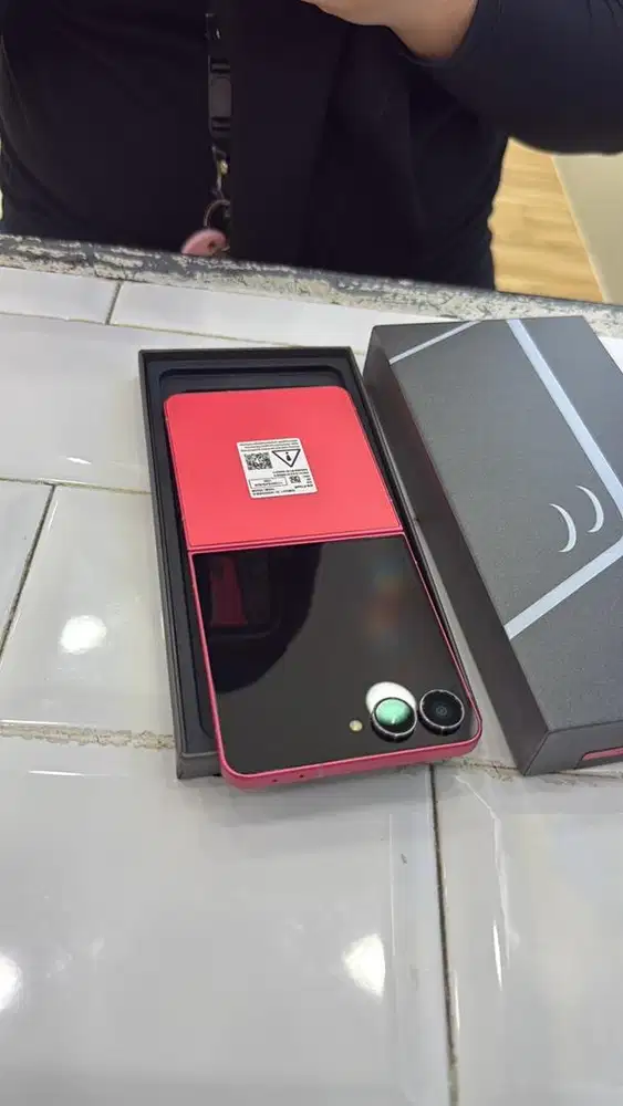 Samsung Z Flip 7 Coral Red