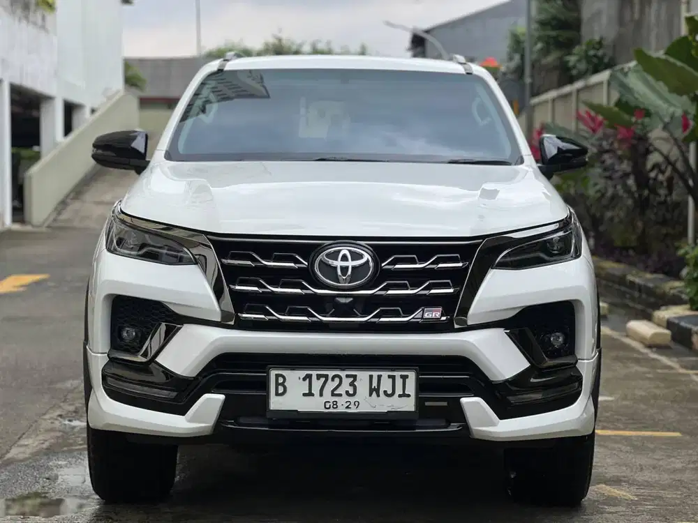 Toyota Fortuner VRZ 2.8 GR Sport AT 2024 putih