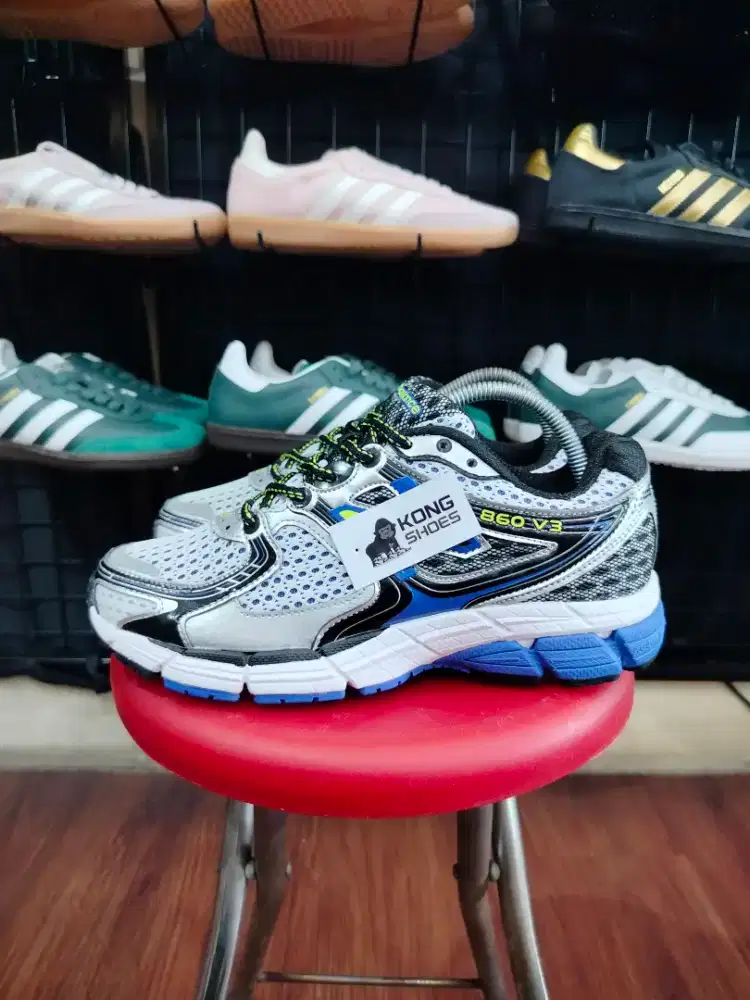 SEPATU NB 860 V3 CLASSIC SILVER BLACK BLUE