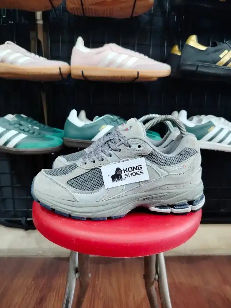 SEPATU NB 2002R LIGHT GREY