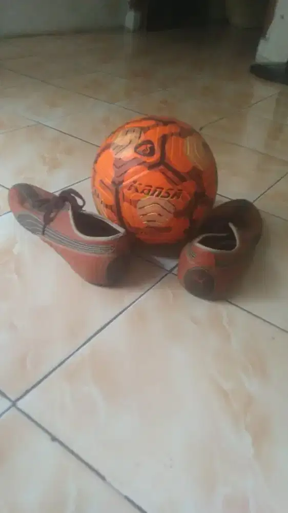 Bola dan sepatu futsal