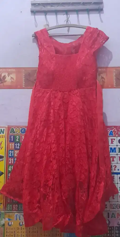 Jual borongan.1 gaun wanita dan dua stel jas pria.kondisi bagus