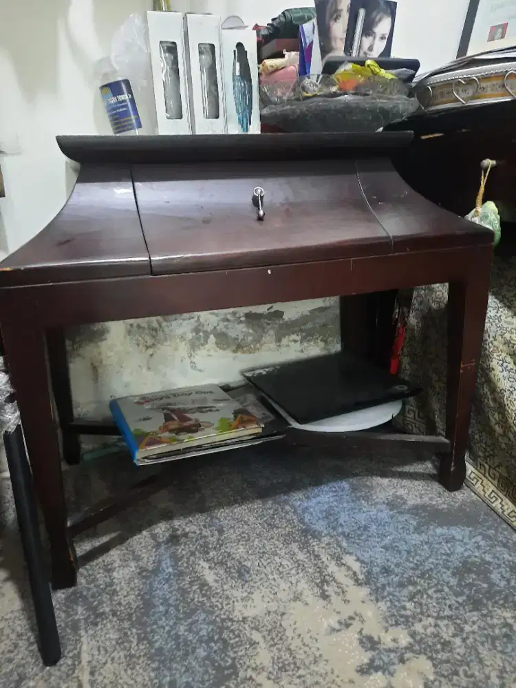 Meja jati sudut ruang tamu