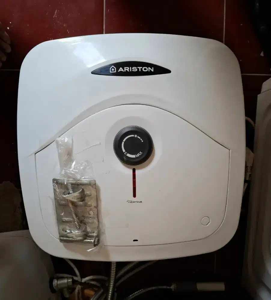 DIJUAL WATER HEATER ARISTON 15L AN 15 R 350 ID KONDISI BAGUS