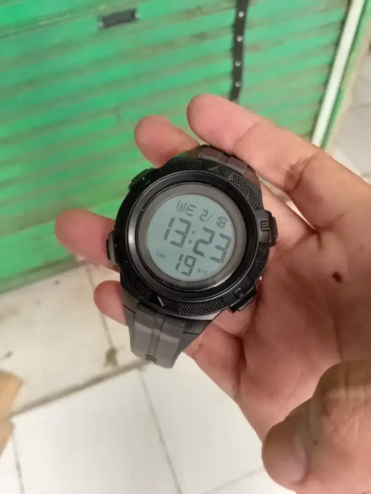 Jam tangan pria digital