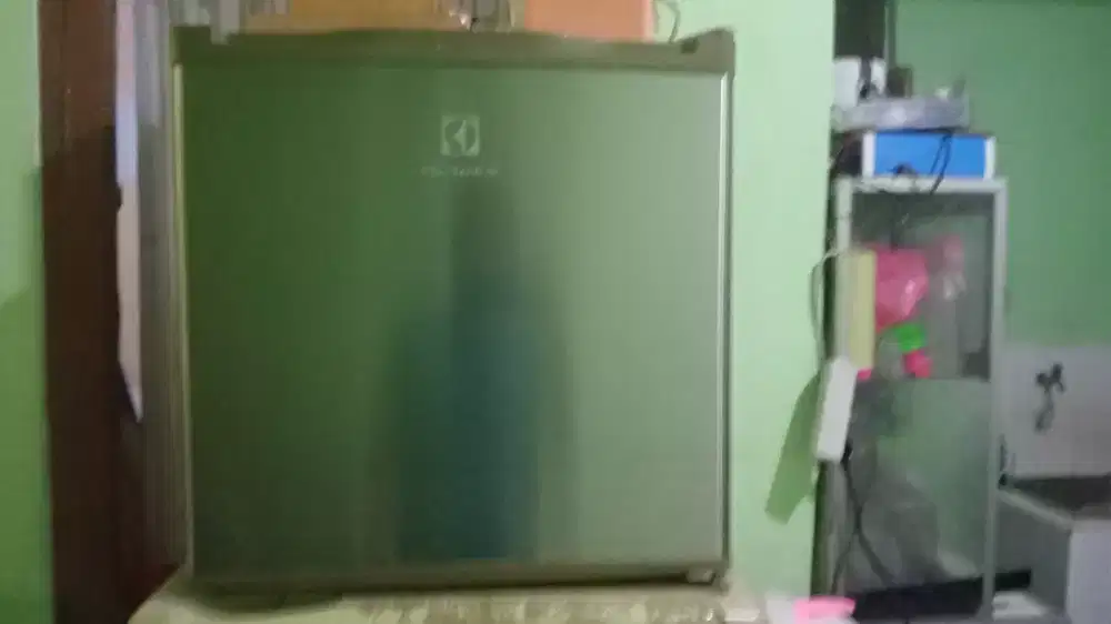 Kulkas mini bar electrolux