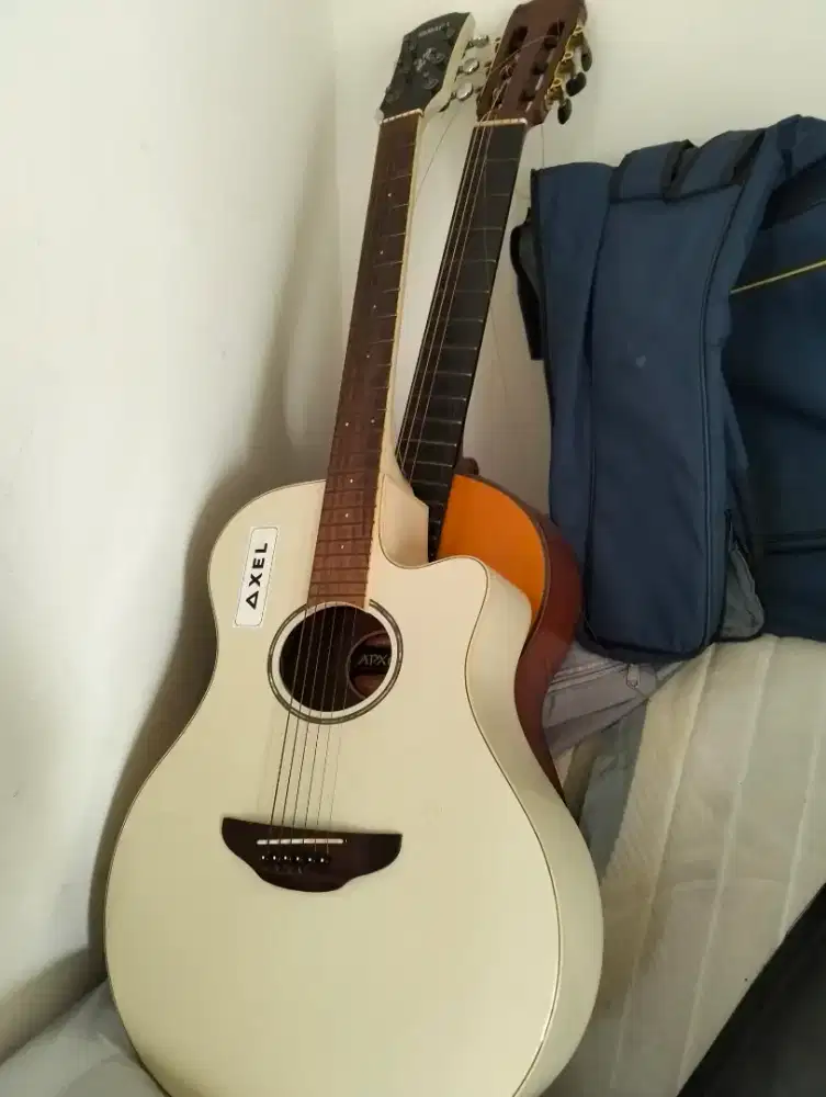 Gitar Yamaha warna putih