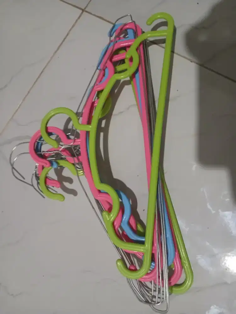 Hanger baju, tidak terpakai lagi.