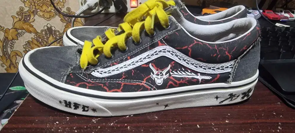 Sepatu vans x Stranger Things original