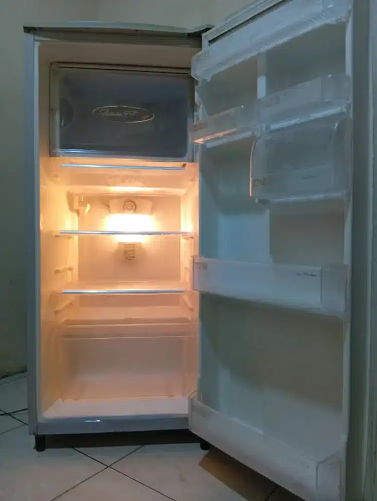 Jual kulkas normal polytron 1 pintu