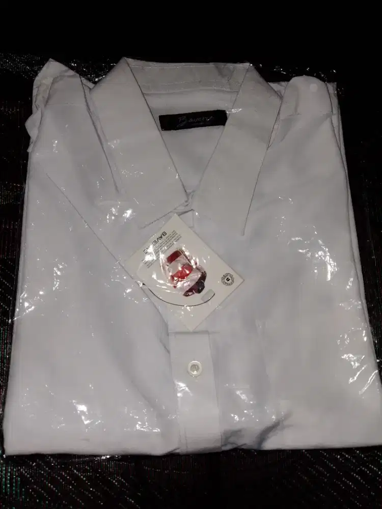 Kemeja putih Cowok Baru merek BAVERRE