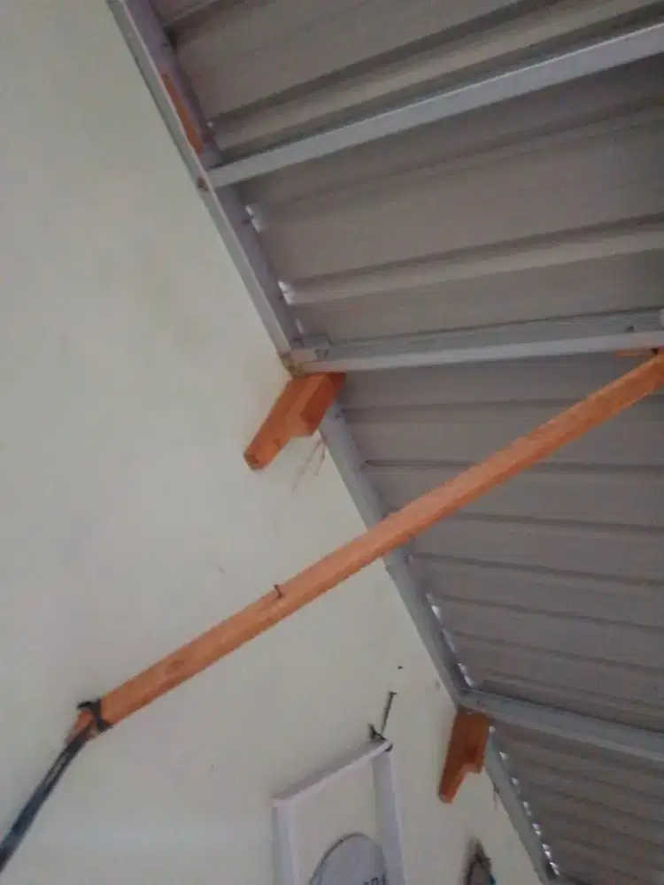 Tukang bangunan atap bocor talang rabung seng dll hubungi WhatsApp