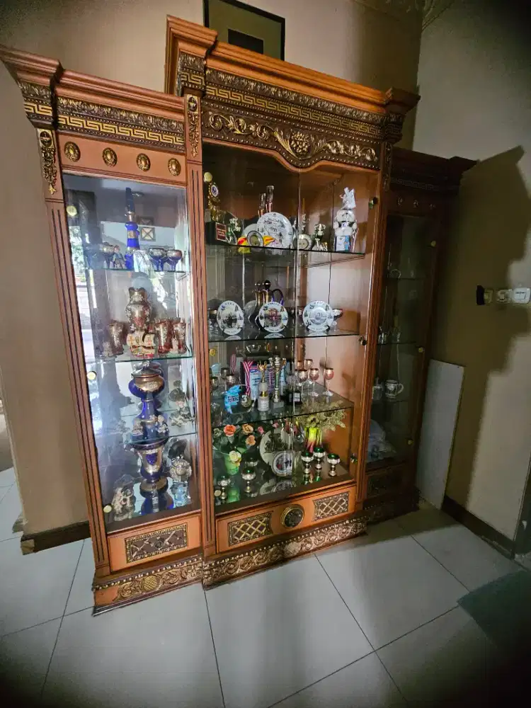 Lemari kaca isi pajangan bohemia
